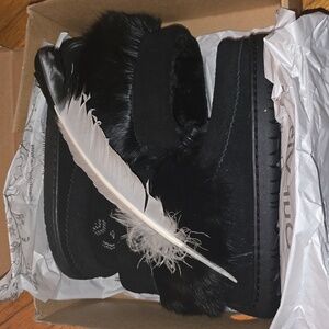 New Manitobah Mukluks Black Fur Winter Boots for Women